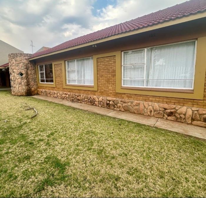 Dalpark House For Sale: 4 bedrooms, pool, built-in bar, double garage, ample parking.