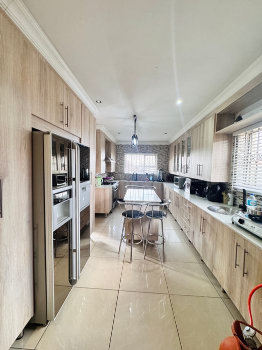 Spacious 7-bedroom house with pool, flatlet, and 4 garages in Model Park. For Sale.