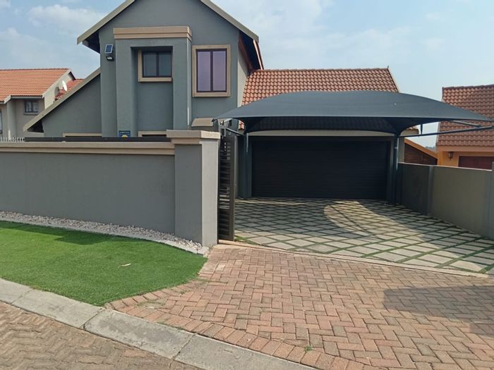 Dalview House For Sale: 3 beds, open-plan living, secure complex, 2 garages.