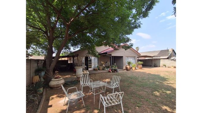 For Sale: House in Arcon Park with 3 bedrooms, pool, and entertainment area.