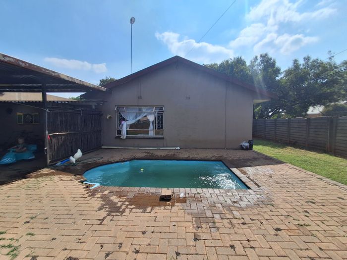 For Sale: House in Arcon Park with 3 bedrooms, pool, and entertainment area.