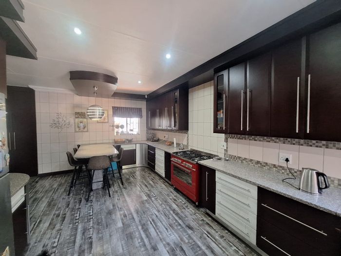 For Sale: House in Aerorand with dual entrances, flatlets, pool, and study.