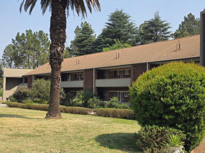 For Sale: Flat in Three Rivers with 2 Bedrooms, Garage, and Convenient Amenities.