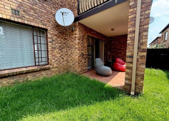 2-Bedroom Apartment to Rent in Rand Collieries with yard and pet-friendly option.