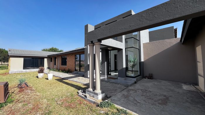 Fairleads Small Holding For Sale: 5 Bedrooms, Pool, Gym, Spacious Land.