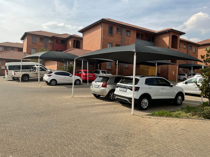 For Sale: Amberfield Apartment with 2 Bedrooms, Secure Estate, Close to Amenities.