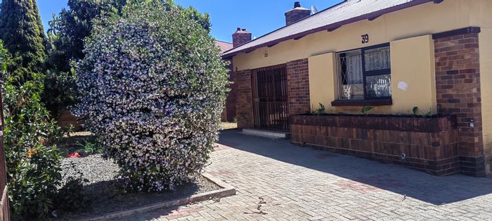 South Hills House For Sale: 3 Bedrooms, Cottage, Staff Quarters, Spacious Yard.