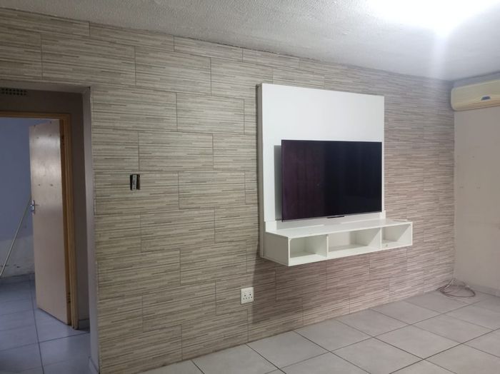 3-Bedroom Flat To Rent in Brackenham with parking, near schools and shops.