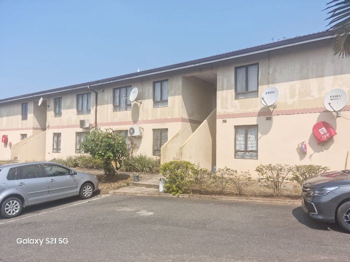 Eastbury Apartment For Sale: 3 Bedrooms, 24-hour security, communal pool, parking included.