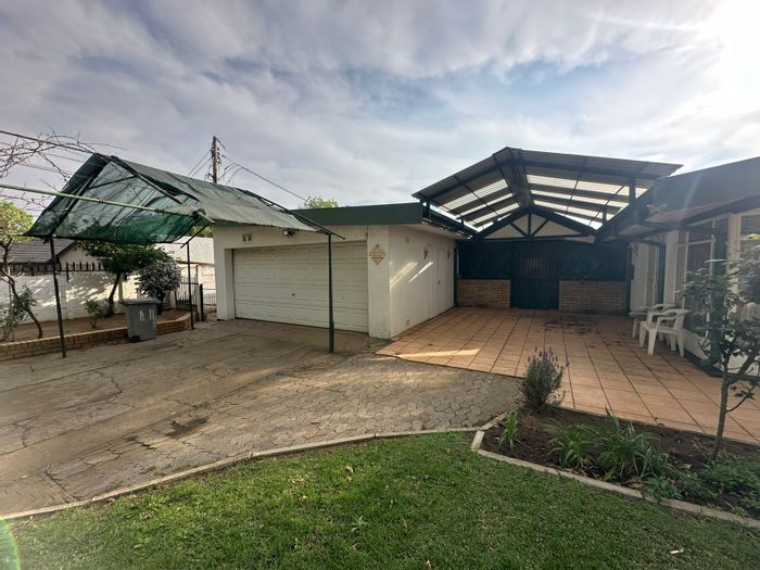 Four-bedroom house in Three Rivers with entertainment area and electric gate, For Sale.