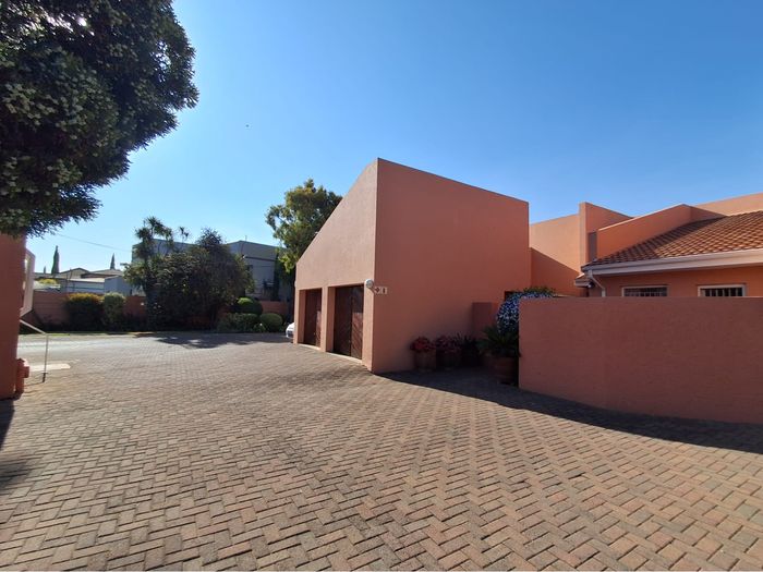 For Sale: Arcon Park Townhouse with spacious rooms, entertainment area, and pet-friendly garden.