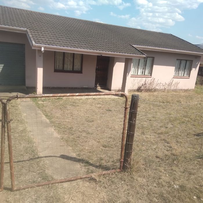 For Sale: House in Ulundi Central with 3 bedrooms, large yard, and garage.