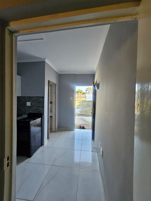 Cottage To Rent in Ulundi Central: Bachelor flat with private bathroom and secure parking.