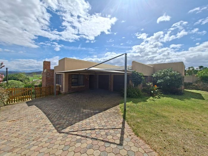 House for Sale in Fraaiuitsig: 3 Bedrooms, indoor braai, mountain views, spacious stand.