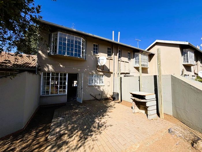 Dalpark Ext 11 Townhouse For Sale: 1 bed, pool, private yard, built-in braai.