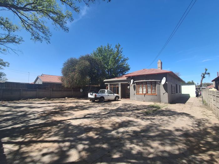 Vereeniging Central House For Sale: 3 Bedrooms, 2 Bathrooms, 17 Rental Units.