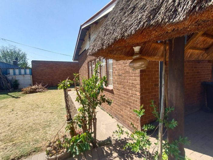 House for Sale in Vanderbijlpark Sw 1: Pool, Lapa, Flatlet, Double Garage.