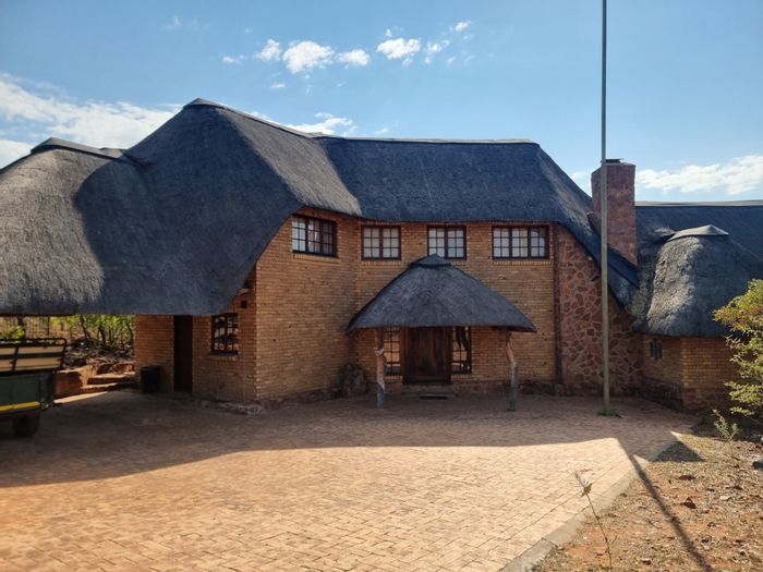 House for Sale in Bela Bela Central: 3 Bedrooms, pool, off-grid living, scenic views.