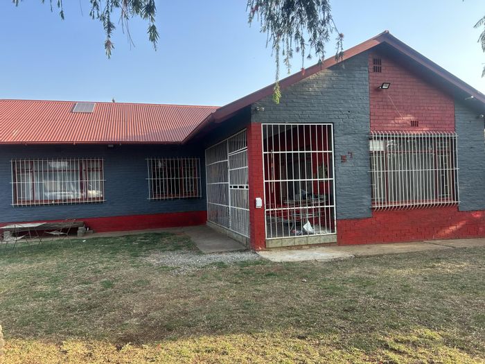 Fochville Central House For Sale: 3 Bedrooms, Flatlet, Solar Panel, Security System.