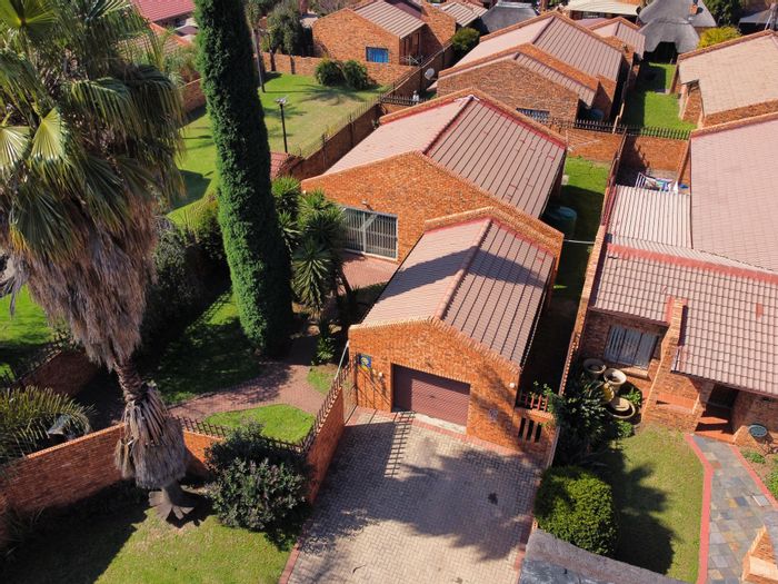 Townhouse To Rent in Reyno Ridge: 2 beds, garden, parking, water backup.