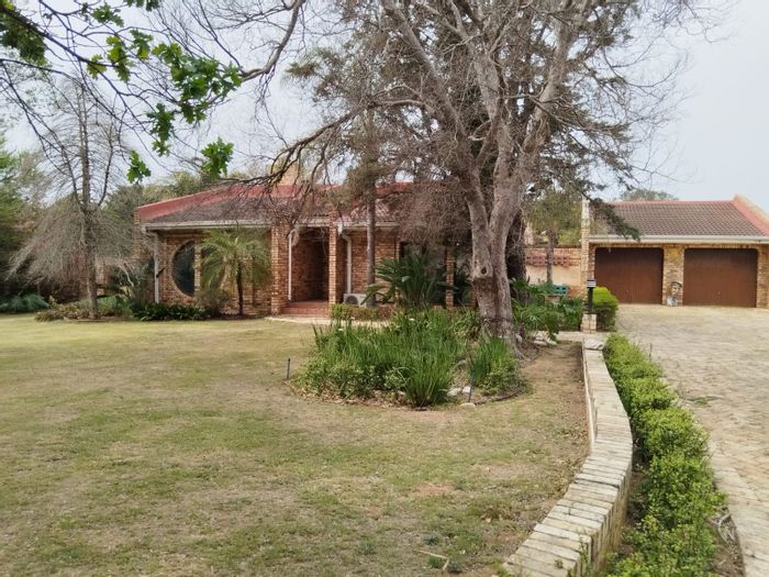 Manor Heights House For Sale: Spacious 3-bedroom home with pool, garden, and aircon.