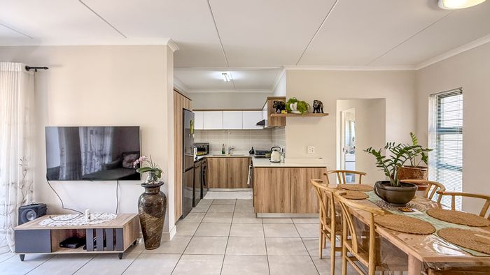 Ballito Central Apartment To Rent: 3 beds, balcony, built-in braai, parking included.