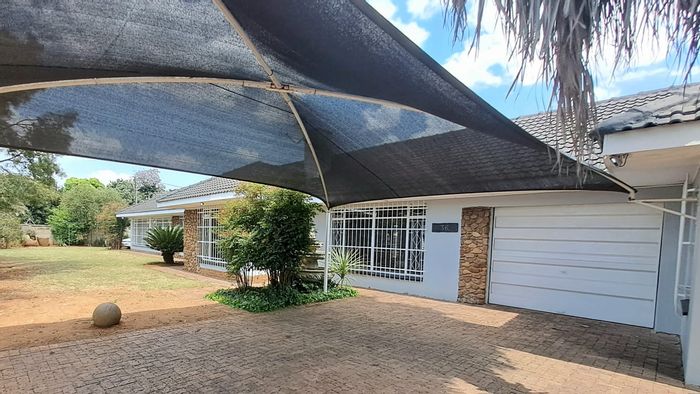 Risiville House To Rent: 3 bedrooms, flatlet, indoor splash pool, ample parking.