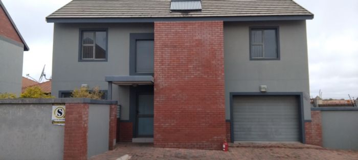 For Sale: Townhouse in Waterberry Country Estate, 3 beds, garage, open-plan living.