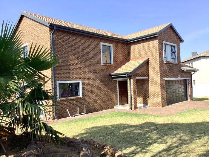 For Sale: Townhouse in Reyno Ridge with 4 bedrooms, entertainment patio, and solar system.