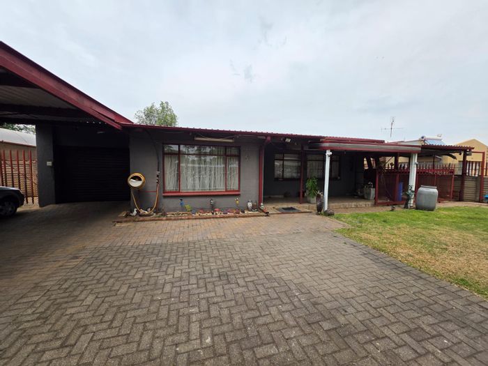 For Sale: 3-Bedroom House in Sasolburg Central with 2 Garages and Carports.