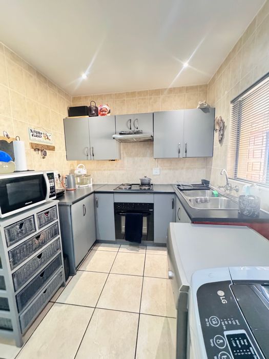 Reyno Ridge Apartment For Sale: 2 bedrooms, private garden, secure complex.