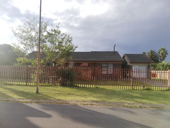 For Sale: Spacious Bedworth Park house with 4 bedrooms, flatlet, and ample parking.