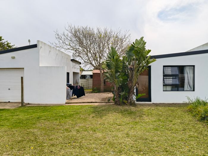 For Sale: House in Paradise Beach with 2 beds, outdoor entertainment area, and security.