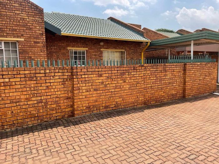 House To Rent in Larrendale: 3 Bedrooms, Flatlet, Double Garage, Secure Area.