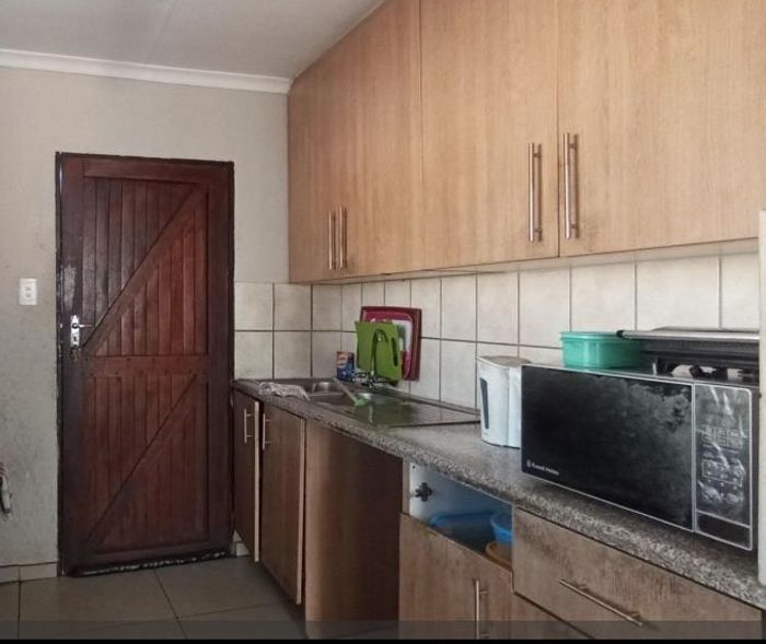 3-bedroom house in Clayville for sale, featuring spacious kitchen and covered parking.