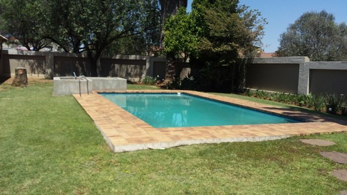 Vanderbijlpark Central Townhouse For Sale: 2 Bedrooms, garden, carport, open plan living.