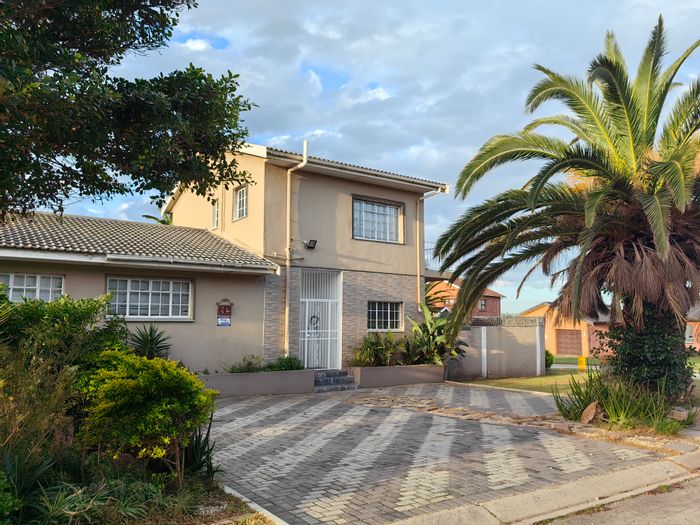 House To Rent in Amsterdamhoek: 4 bedrooms, pool, sea view balcony, entertainment area.