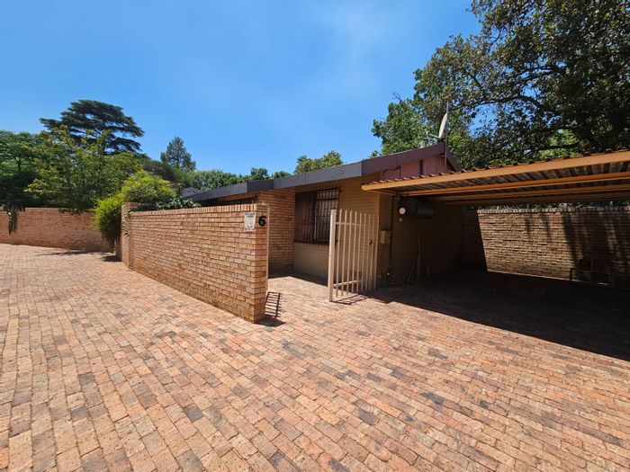 To Rent: Bachelor flat in Sasolburg Ext 4, secure complex, close to amenities.