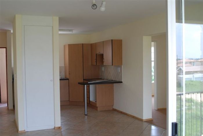 Sonneveld Townhouse To Rent: 2 bedrooms, balcony, communal pool, secure complex.