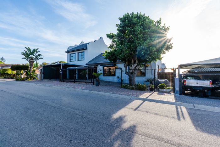 For Sale: House in Fraaiuitsig with 4 beds, guest apartment, solar power.