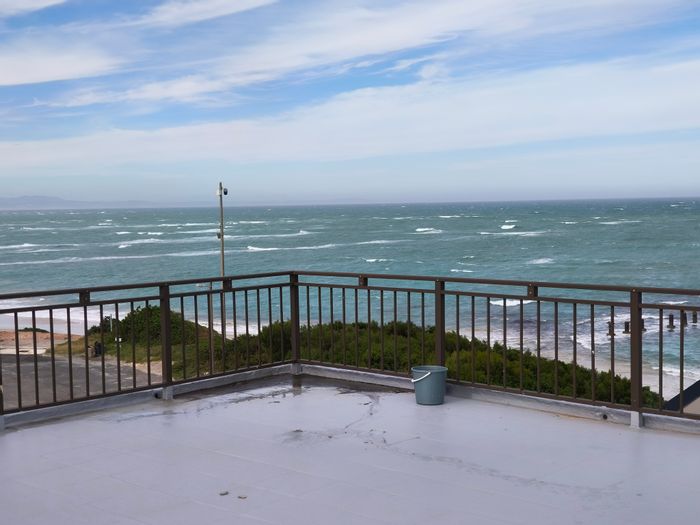 For Sale: Beachside House in Paradise Beach with 4 living units and sea views.