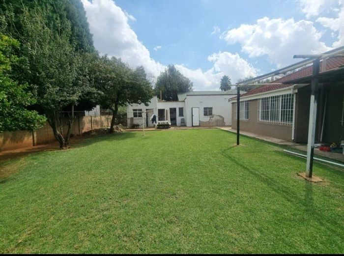 3 Bedroom House to Rent in Brenthurst with garage, study, and laundry facilities.