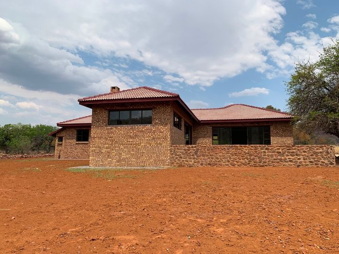 For Sale: House in Kranspoort with 4 bedrooms, golf course access, and spacious layout.