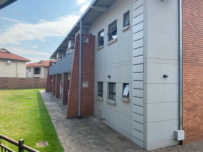 Rynfield Townhouse For Sale: 2 Bedrooms, pool, security, near schools and shops.