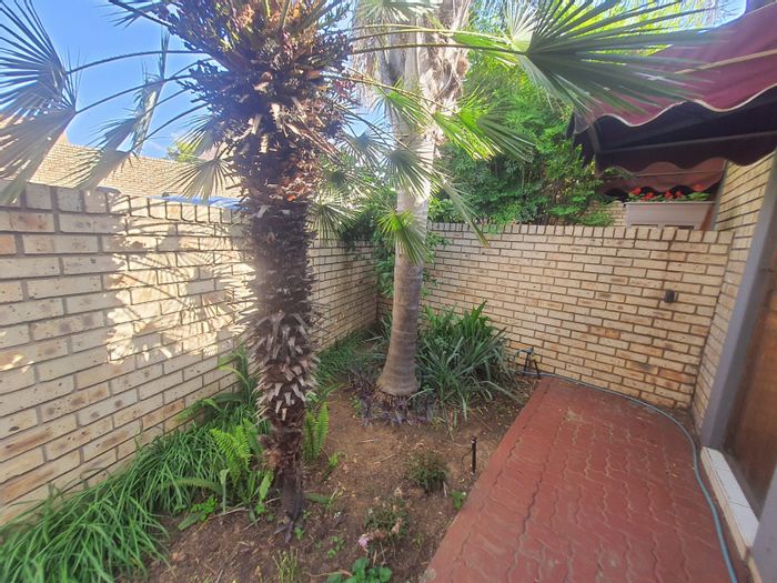 For Sale: Townhouse in Vanderbijlpark Central with 3 beds, double garage, pet-friendly.