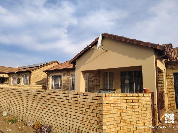 To Rent: 2-Bedroom Townhouse in Sasolburg Ext 11 with patio and carport.