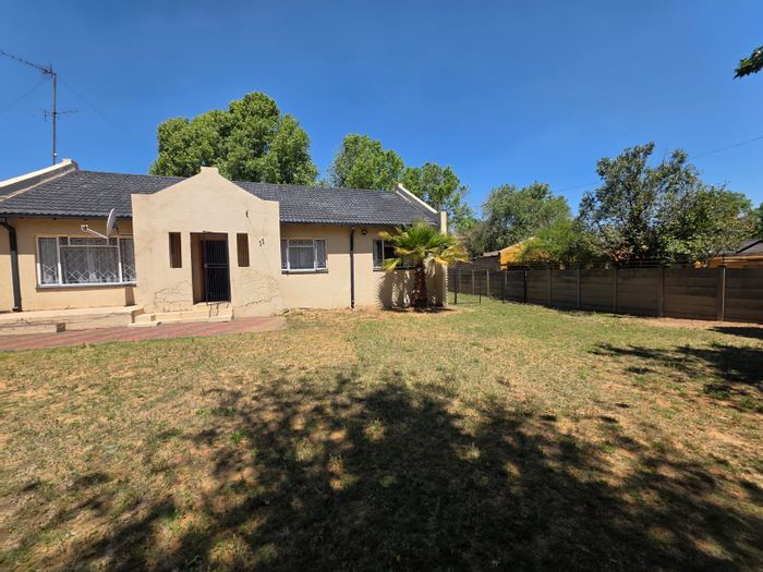 For Sale: House in Sasolburg Ext 11 with 3 beds, lapa, garage, and carport.