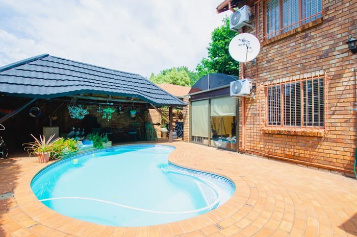 Doornpoort House For Sale: 5 bedrooms, pool, lapa, garage, and security features.