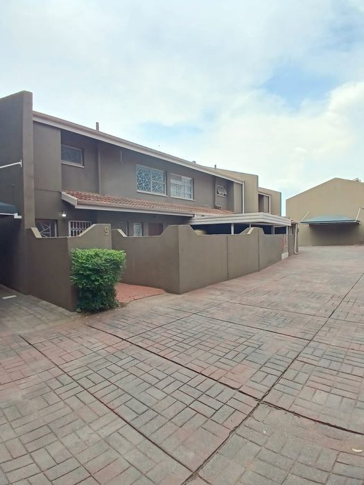 For Sale: Townhouse in Sasolburg Central with 3 bedrooms, garden, and garage.