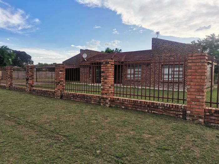 House for Sale in Senekal Central: 3 Bedrooms, Double Garage, Secure Garden.